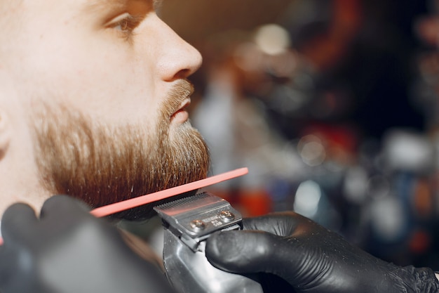 Homme élégant assis dans un salon de coiffure