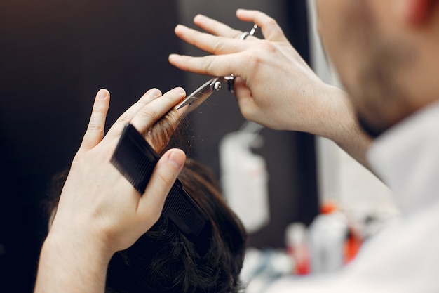 Homme élégant assis dans le salon de coiffure