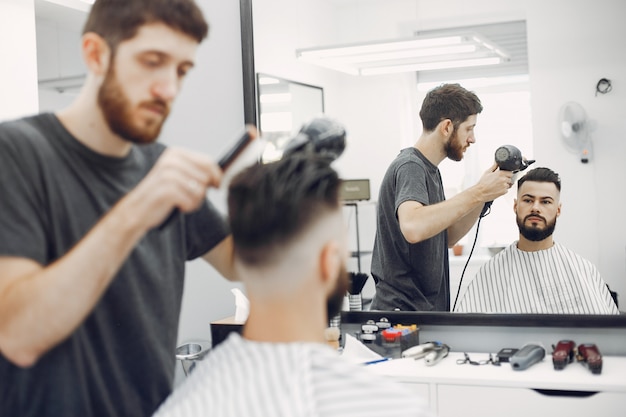 Homme élégant Assis Dans Un Salon De Coiffure