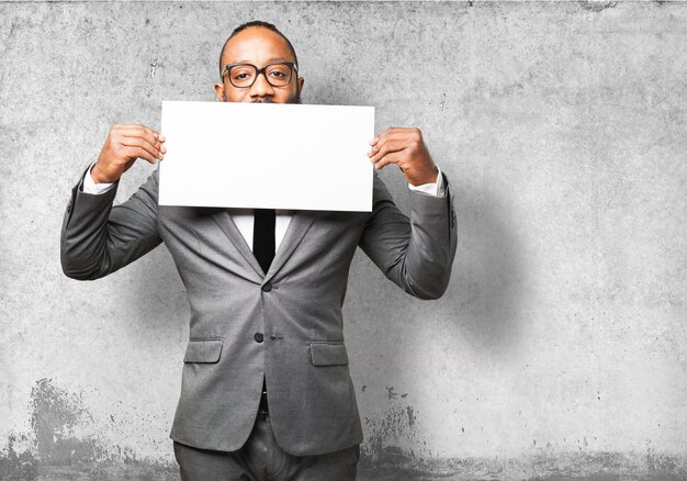 homme élégant couvrant sa bouche avec une affiche