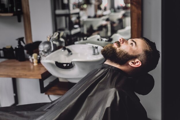 Homme élégant dans le salon de coiffure