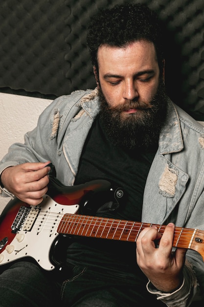 Homme élégant jouant de la guitare électrique