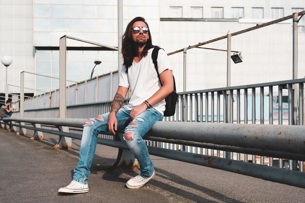 Homme élégant avec des lunettes de soleil et une barbe