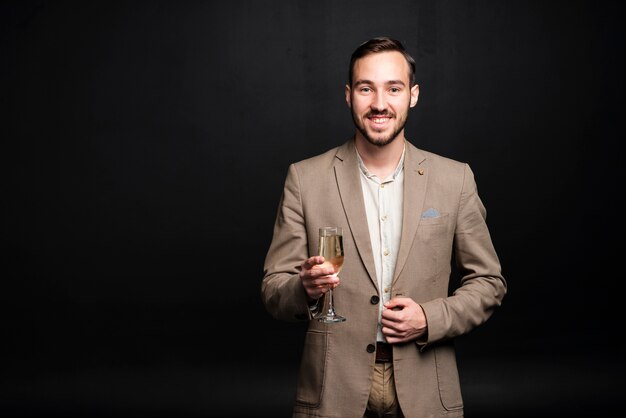 Homme élégant portant un toast pour le nouvel an