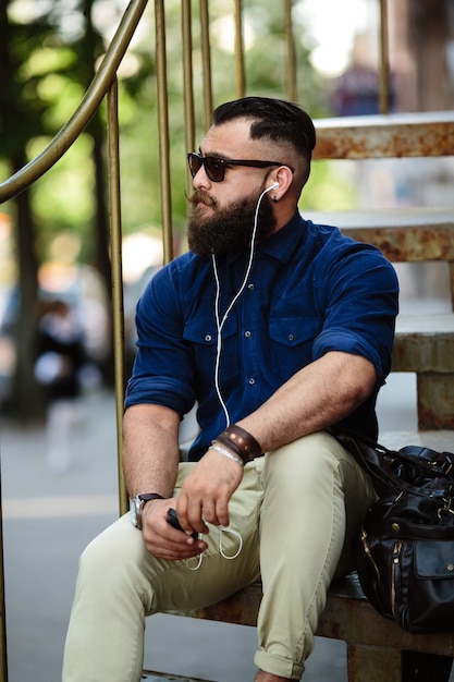 homme élégant de repos tout en écoutant de la musique