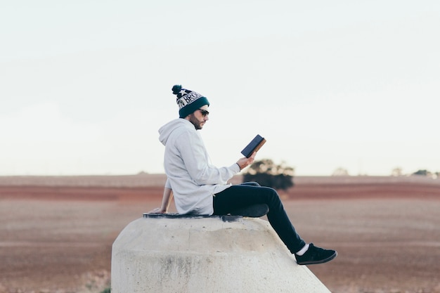 Homme élégant avec tablette sur la nature