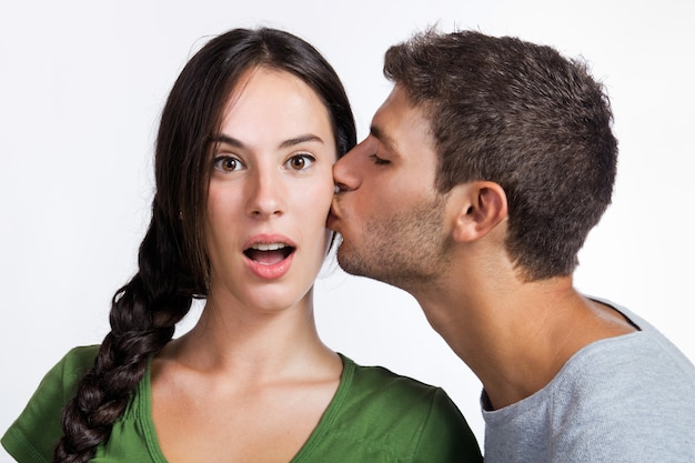 L&#39;homme embrassant une femme dans le visage