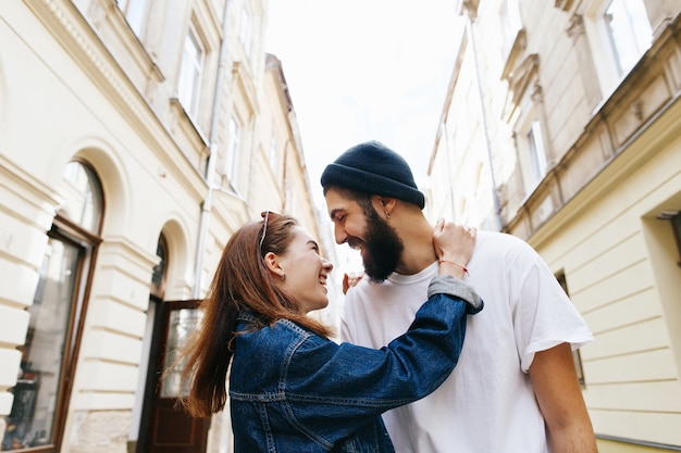 L&#39;homme embrasse la femme par derrière debout avec elle dans la rue