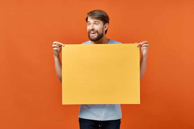 Homme émotif tenant un style de vie de studio de conception de bannière jaune