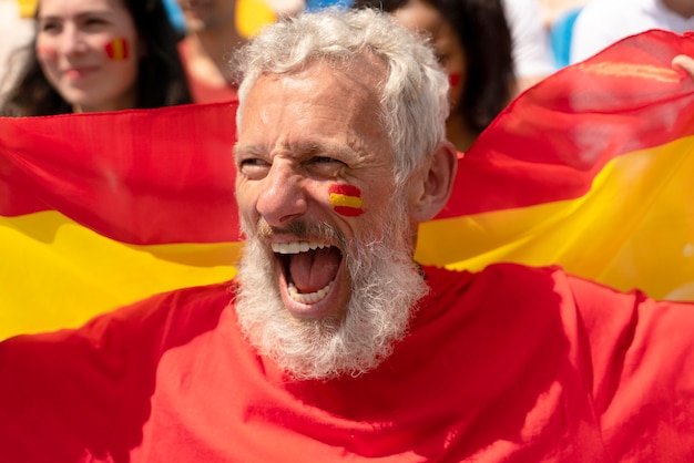 Photo gratuite homme encourageant son équipe à gagner un match de football