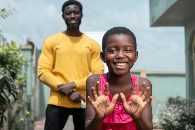 Homme et enfant smiley coup moyen