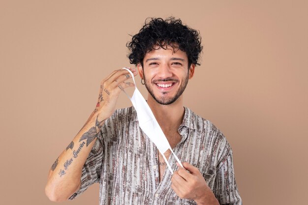 Homme enlevant son masque pendant la nouvelle normalité