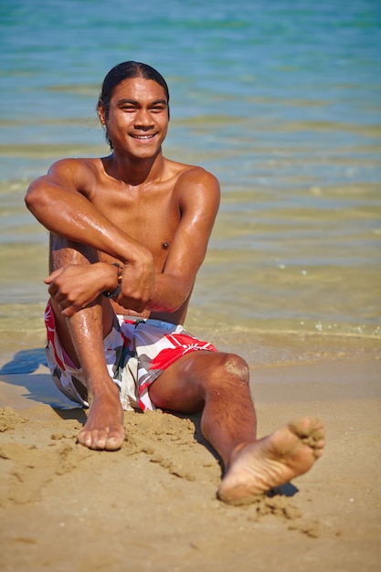 homme Enthousiaste profiter de la plage