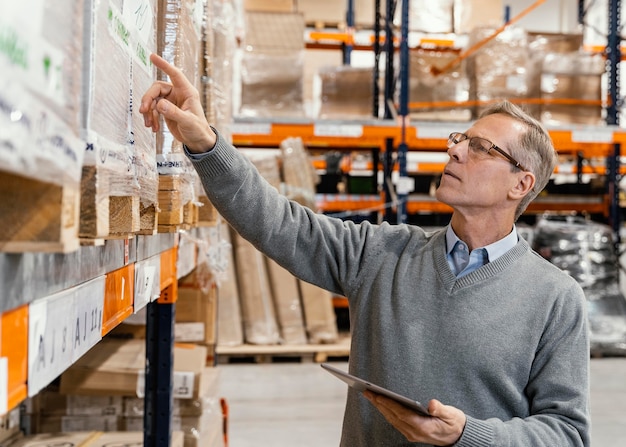 Homme en entrepôt travaillant