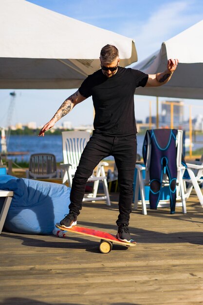 Un homme en équilibre sur une planche d'équilibre