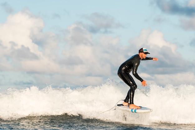 Homme en équipement spécial surf à hawaii