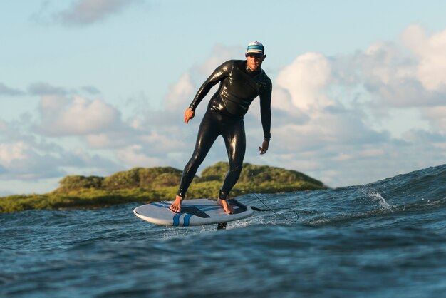 Homme en équipement spécial surf à hawaii