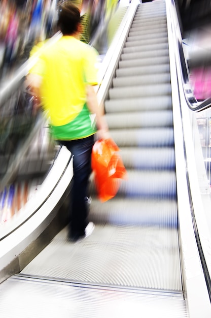 L&#39;homme d&#39;escalade dans un escalator