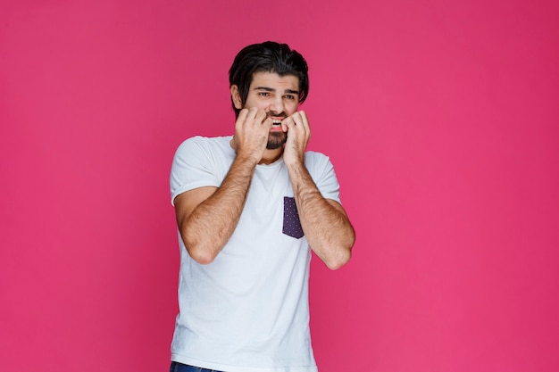 L'homme est terrifié ou méfiant en attente de quelque chose.