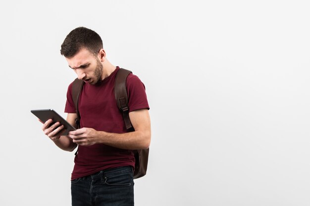 Homme étant surpris et regardant tablette