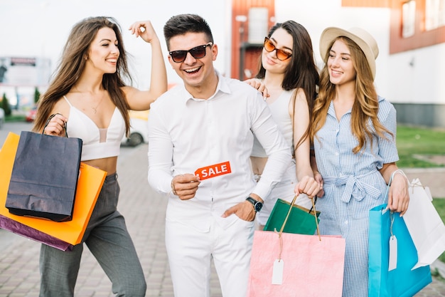 Homme avec étiquette de vente et ses copines