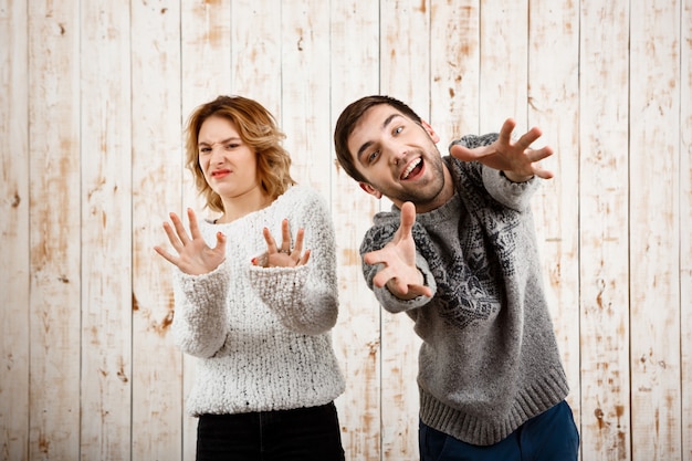 Homme, étirage, girl souriante, refuser, sur, mur bois