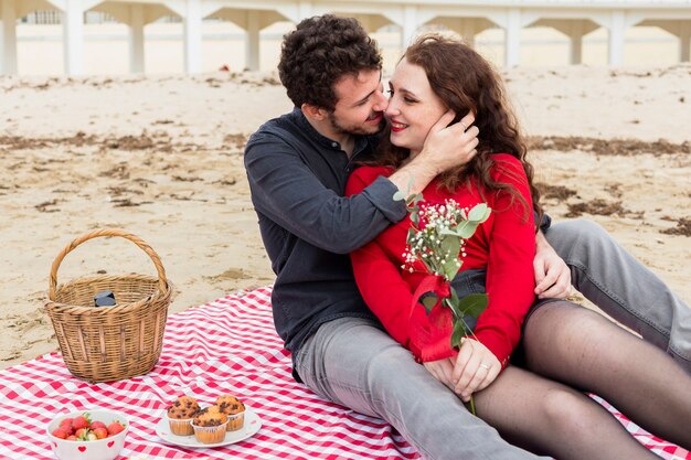 Homme, étreignant, femme, à, fleurs, sur, couverture