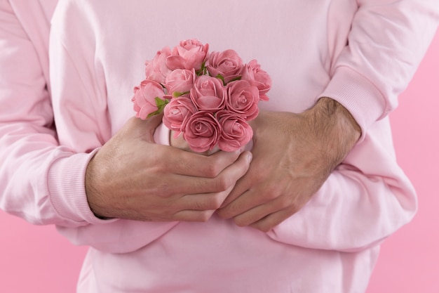 Homme, étreignant, femme, tenue, bouquet fleurs