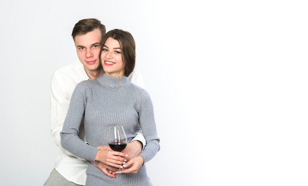 Homme étreignant femme avec verre à vin