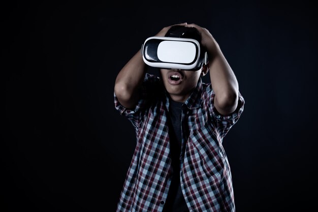Homme étudiant portant des lunettes de réalité virtuelle, casque VR.