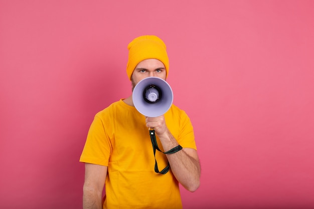 Homme Européen Sérieux Avec Mégaphone Sur Fond Rose