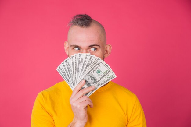 Homme européen, avec ventilateur sur espace isolé positif de 100 dollars