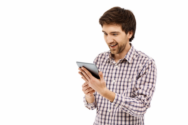 Homme excité à l'aide de tablette, jouer à des jeux