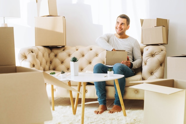 Homme excité dans des boîtes en carton