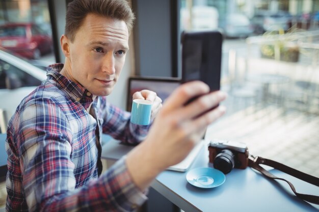 Homme exécutif prenant selfie à partir de téléphone mobile