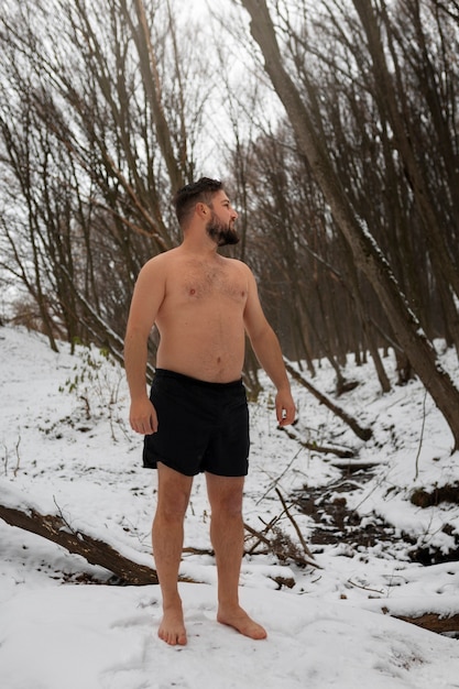 Photo gratuite un homme expérimentant l'exposition au froid pour le bien-être