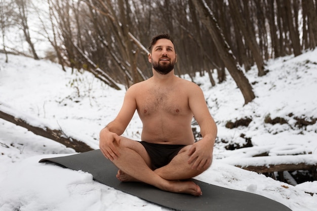 Photo gratuite un homme expérimentant l'exposition au froid pour le bien-être