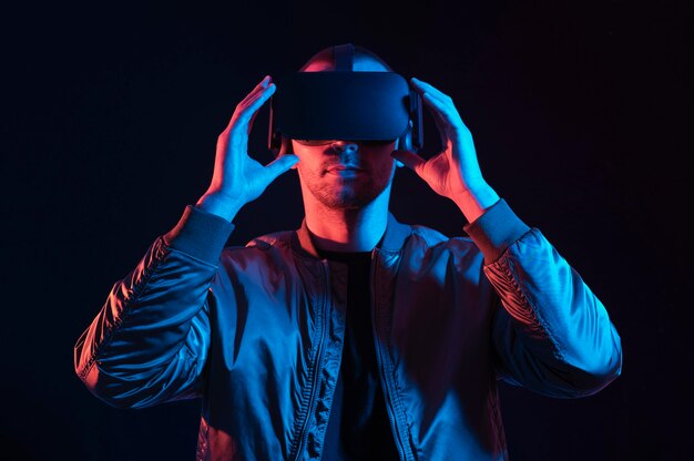 Homme expérimenté en réalité virtuelle coup moyen