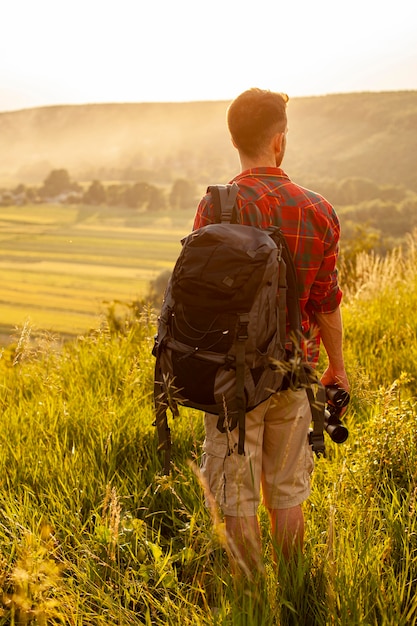 Homme explorant la nature