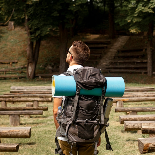 Homme explorant le parc avec des bancs