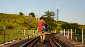 Photo gratuite homme explorant le rail de train