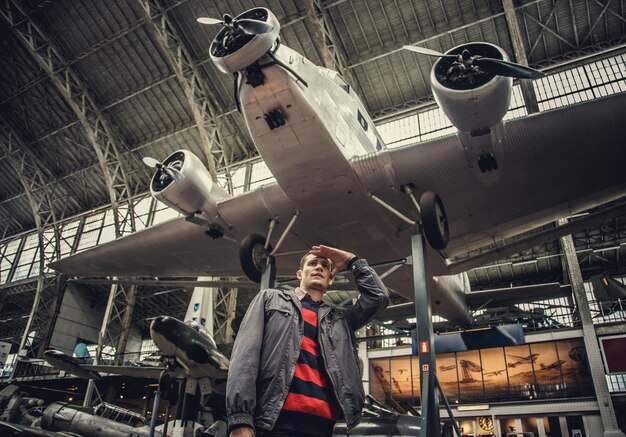 L'homme sur l'exposition d'avions.