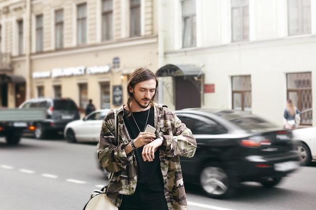 Homme expressif posant en plein air