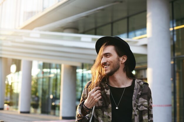 Homme expressif posant en plein air