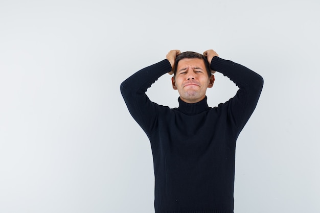 Un homme expressif pose dans le studio