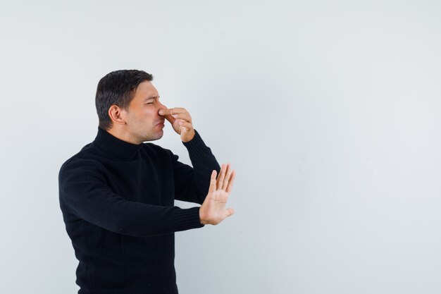 Un homme expressif pose dans le studio