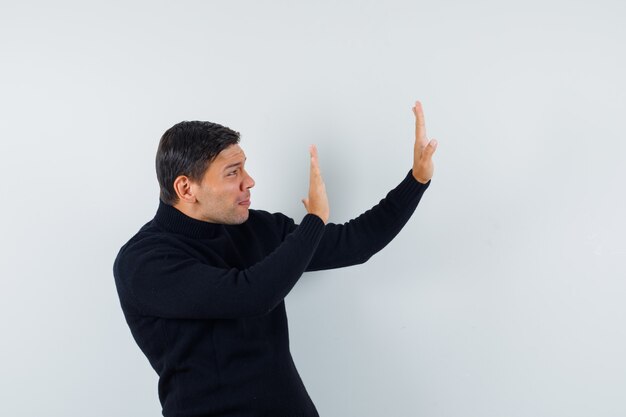 Un homme expressif pose dans le studio