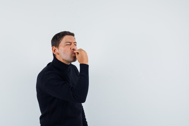 Un homme expressif pose dans le studio