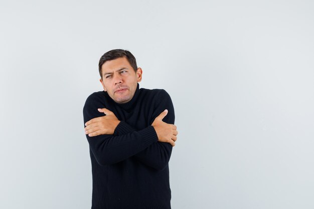 Un homme expressif pose dans le studio