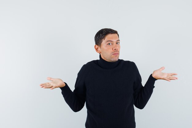 Un homme expressif pose dans le studio